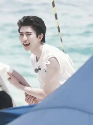 蔡徐坤奔跑吧三亚路透