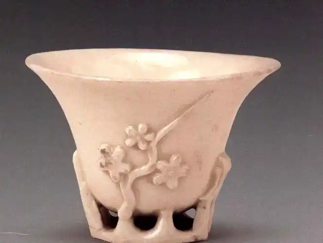 德化窑镂空梅花纹杯(犀角杯)