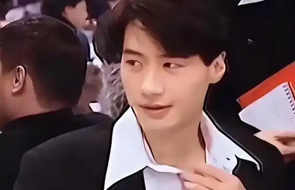 没想到8月刚结束,56岁的黎明,就以这样的方式让大家另眼相看