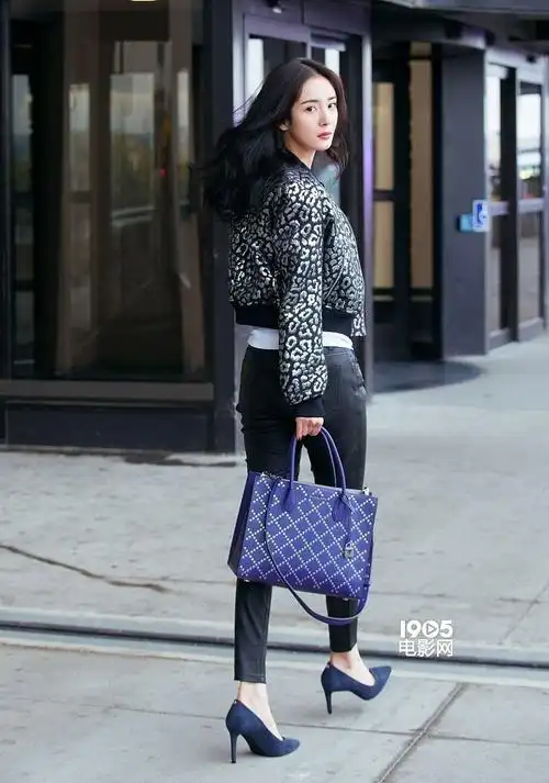 杨幂敞衣露肩显性感 纽约返程回眸露红唇