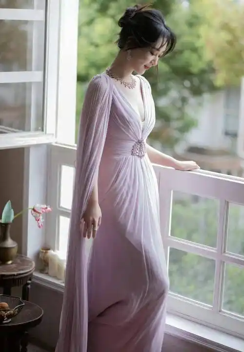 杨紫身材低调,穿v字型薄纱低胸连衣裙秀事业!