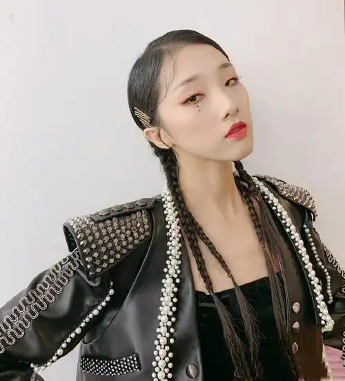 同时,yamy还晒出了老板徐明朝在员工大会现场的视频