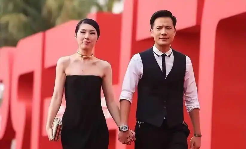 杨千嬅携小5岁老公露面,穿一身黑时尚大气,但贴头皮发型好显老_丁子高