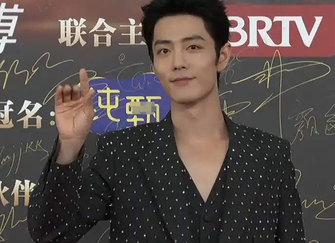 北京这一夜,内娱女星姿态万千,唐嫣水蛇腰,杨幂如女王