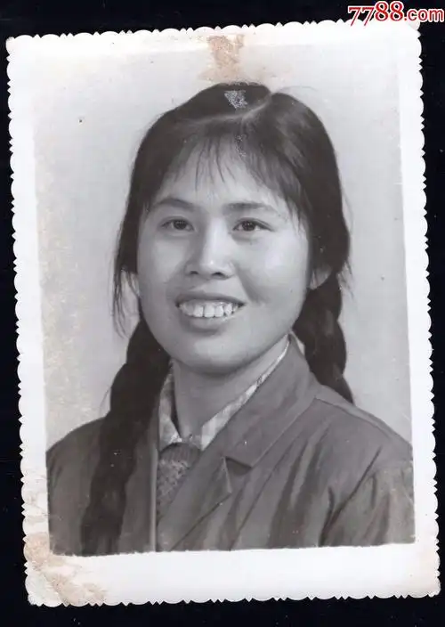 7.80年代大辫子美女老照片1张(尺寸约8.*11.5厘米)