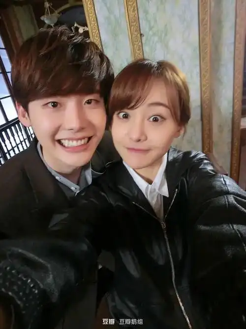 还有网友指出:"第二张肢体语言真的很亲密,反正肯定不止一般朋友.