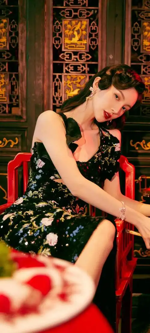 在这组壁纸中,金晨化身为时尚的代表,展现了她的多面魅力.