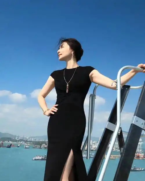 郭晶晶罕见拍大胆写真,穿背心秀漂亮肌肉和身体线条,健康又性感_黑色