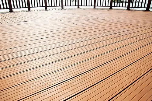 户外晴朗环境中湖边的木地板平台_全景网