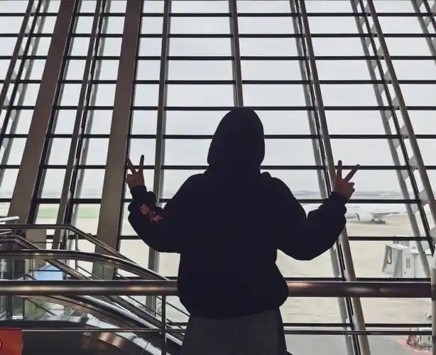 张彬彬晒比耶背影照