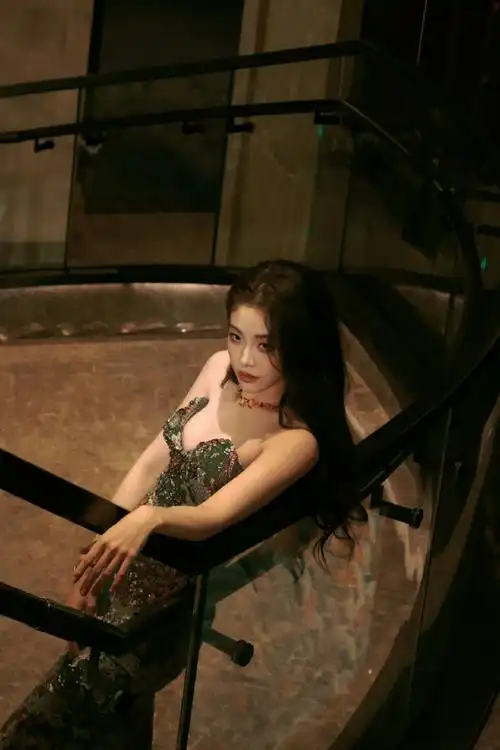 喻言最新红毯造型