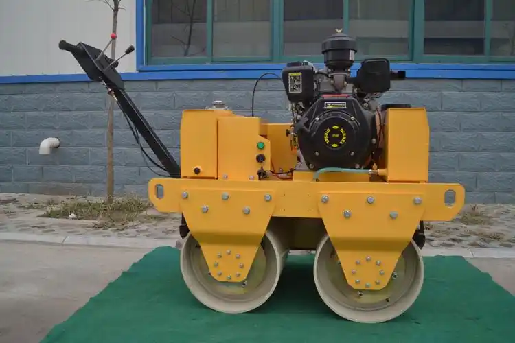 小型振动压路机