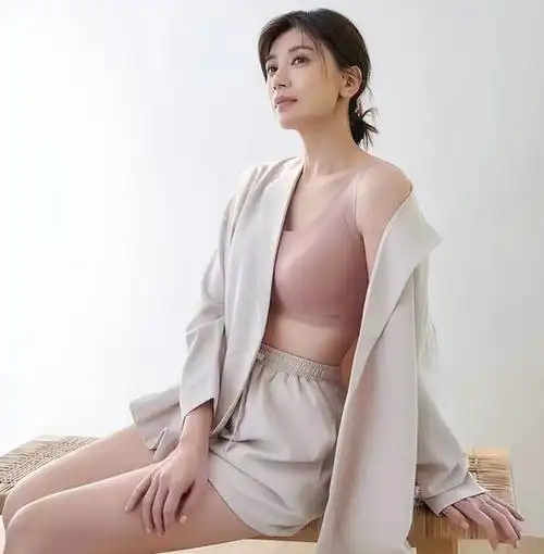 48岁贾静雯罕晒性感!