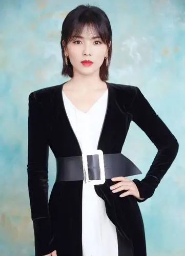 刘涛太拼了,为显腰在裙上系个超宽皮带,配减龄短发美成初恋