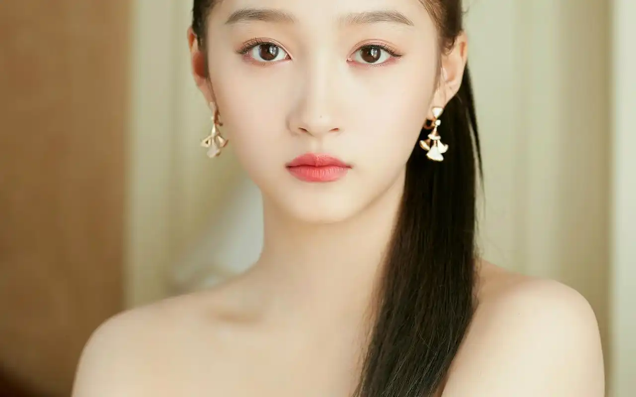 关晓彤裸色纱裙写真桌面壁纸