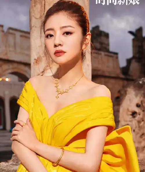 40岁安以轩生二胎后首登封面,穿礼服秀美腿,化浓妆仍难掩疲态