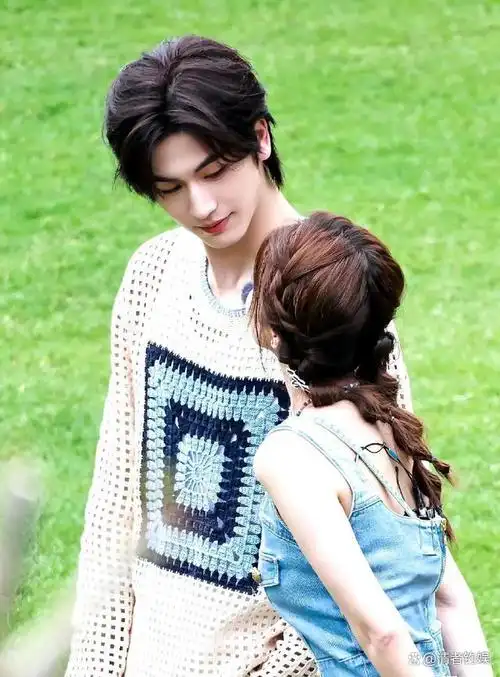 那时候白鹿主演《招摇》,身为大女主,和帅气男主角许凯合作,两人恋爱