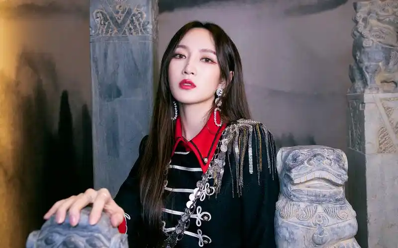 孟佳酷黑靓丽写真桌面壁纸