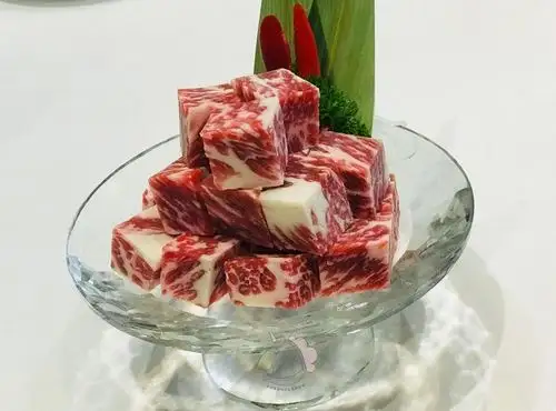 牛肉粒品质很高,入后嫩而有汁 厨师现场切制摆盘,牛肉中的精品 3种丸