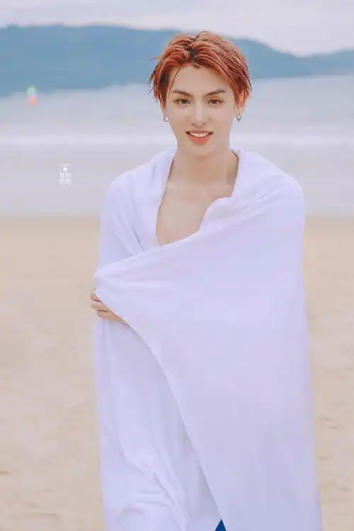 黄明昊海边浴巾写真