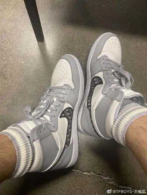 200629王俊凯微博更新自拍代言人和鞋都让人一见倾心