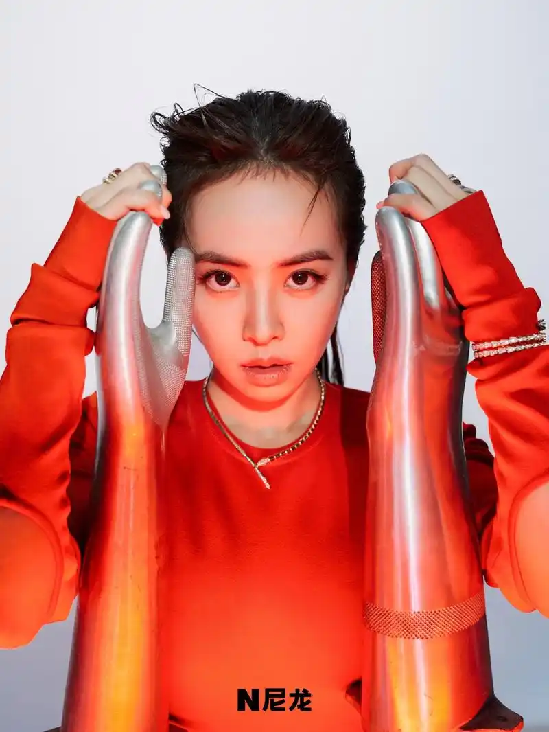 组图蔡依林最新时尚大片曝光深v上衣搭配湿发造型冷艳撩人