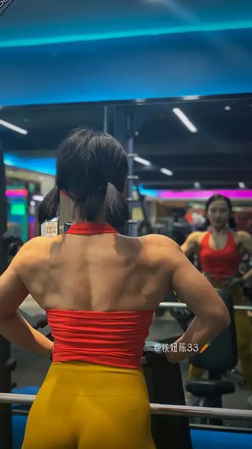 如果你在增肌期,背部线条已经完全模糊,那,增肥多过增肌