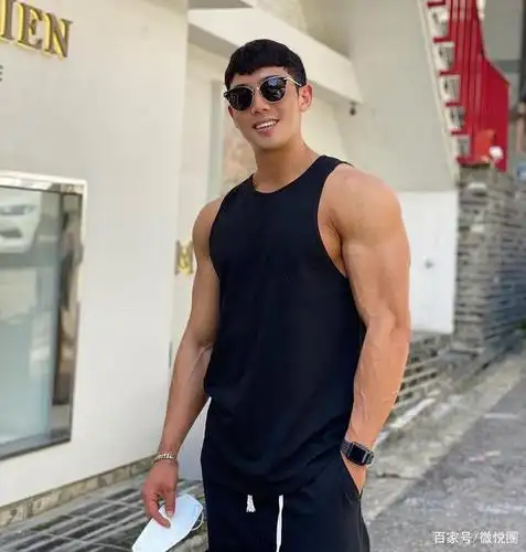 青筋暴起的肌肉型男,八块腹肌堪比搓衣板,真的好撩人