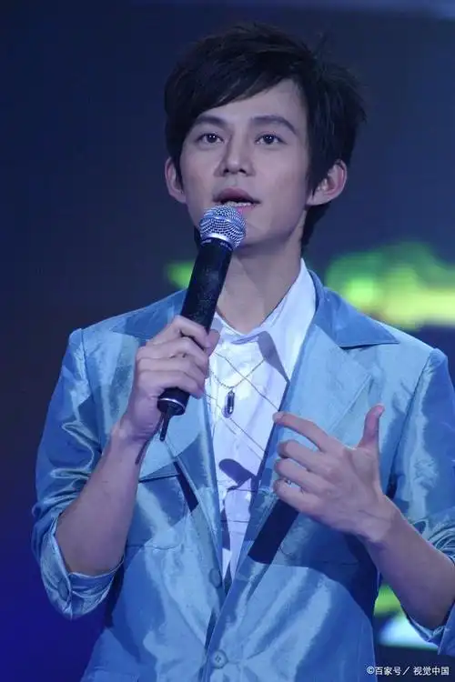 何炅,1974年4月28日出生于湖南省长沙市,中国内地男主持人,演员,歌手