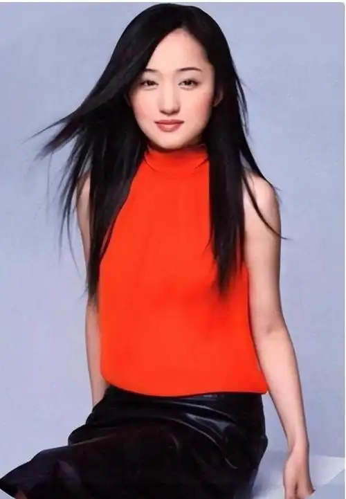 52岁的杨钰莹,5月11日晒出生日照,怀抱鲜花,依然巧笑嫣然,容颜未老.