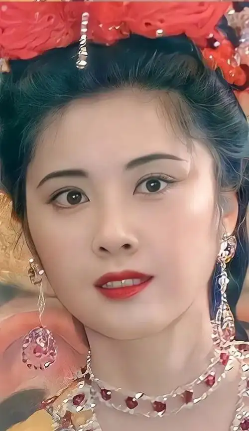 "她是典型的成熟和少女脸的综合脸,不笑的时候御姐范,一笑起来整个