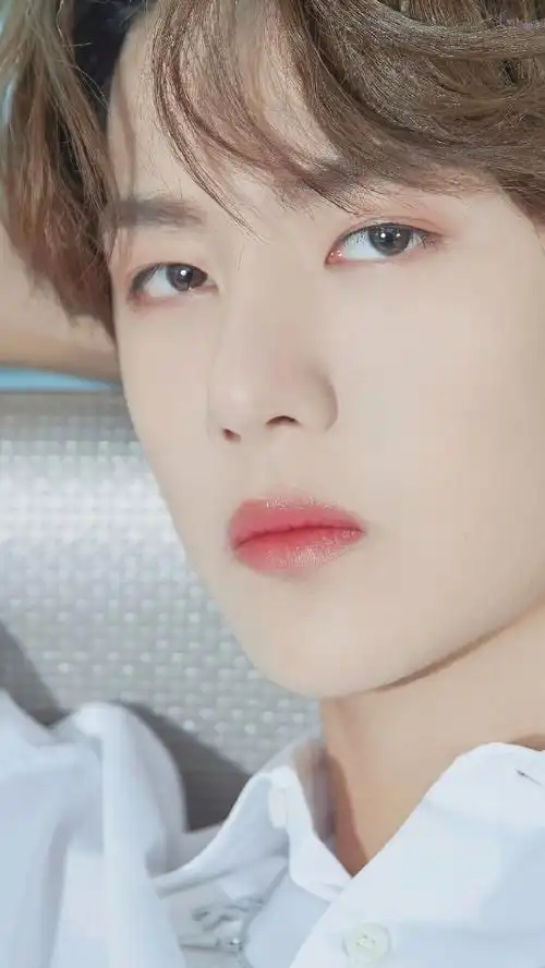 王一博白色衬衫