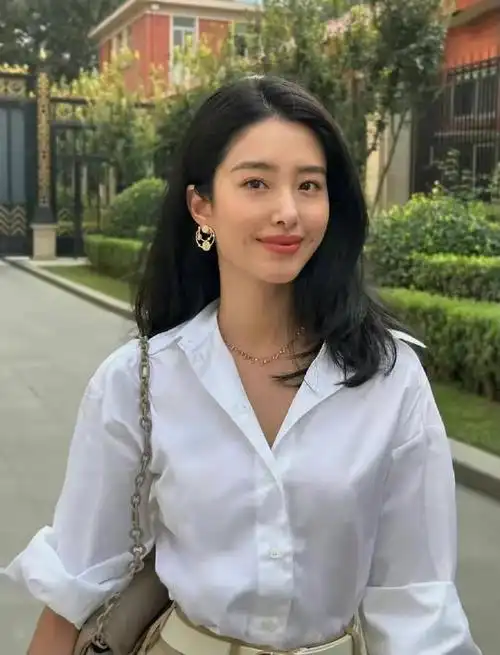 杨采钰,1992年9月28日出生于中国湖北省武汉市 ,中国内地影视女演员