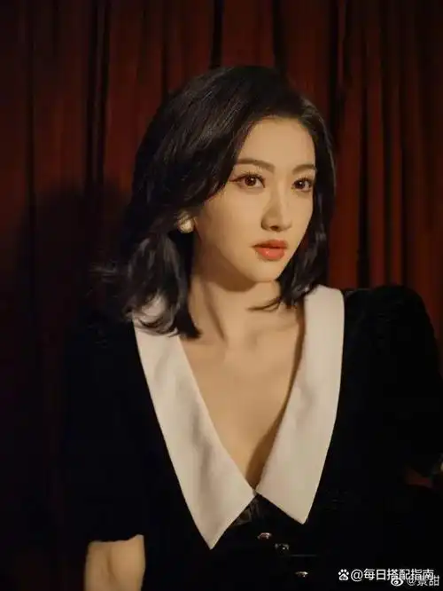 景甜真是行走的时尚穿黑色丝绒裙优雅大方身上有名媛的气质