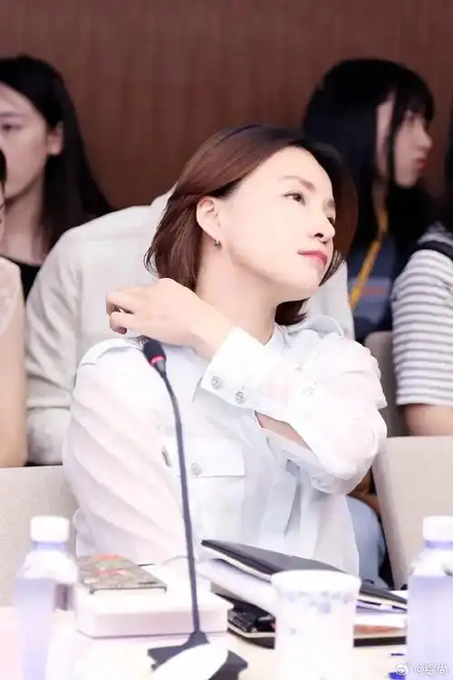 董卿素颜也好美!白衬衫小黑裤穿出高级优雅感,举手投足尽显温柔