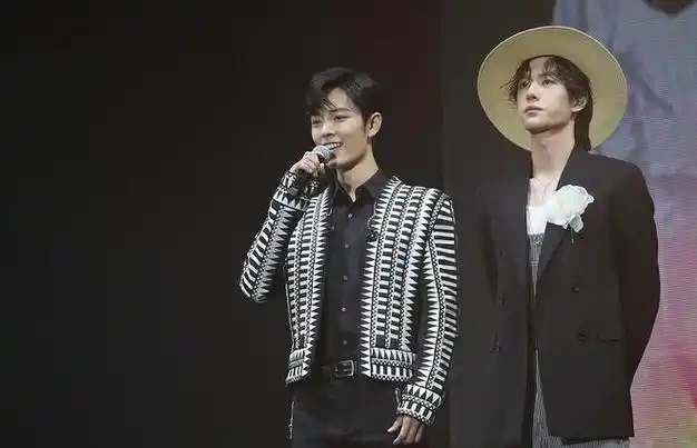 王一博肖战同台同穿西装风格却大不同肖战西装垫肩耍心机