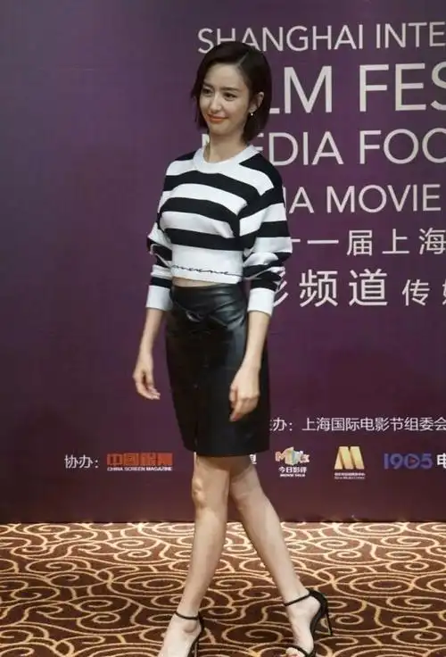 同样的半袖造型,166佟丽娅看起来比168杨幂还高?