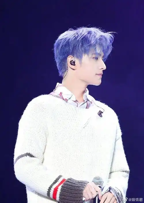 杨洋17年蓝发造型#真的好帅,这蓝色的发型怎么和杨洋那么匹配呢,蓝