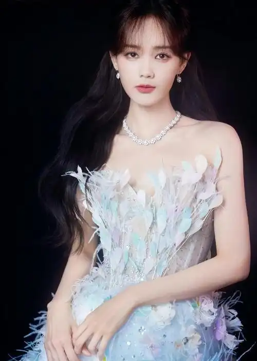 孟记者的扮演者李一桐漂亮