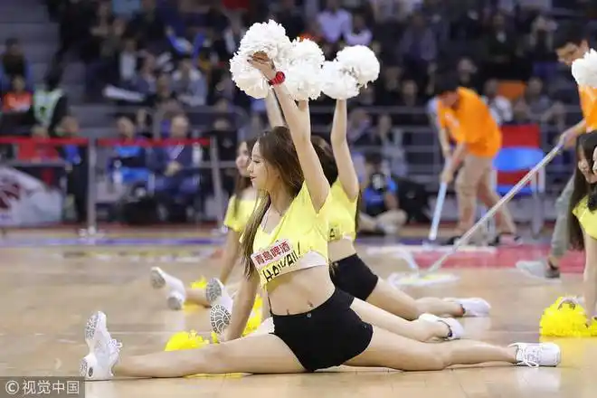 篮球宝贝热舞助阵劈叉秀呼啦圈绝技
