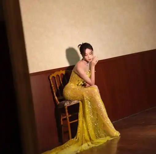 蓝盈莹亮黄色连衣裙造型_夏天_钻石_夏日阳光