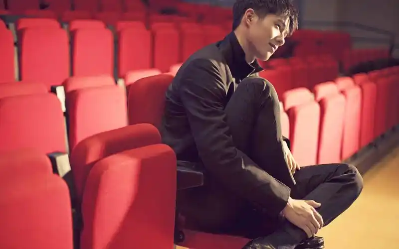 虎牙弟弟刘昊然阳光帅气图片桌面壁纸