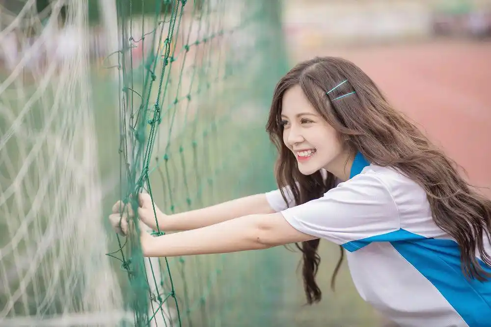 原创女大学生穿校服拍毕业照走红网络,称只想当老师不想做网红