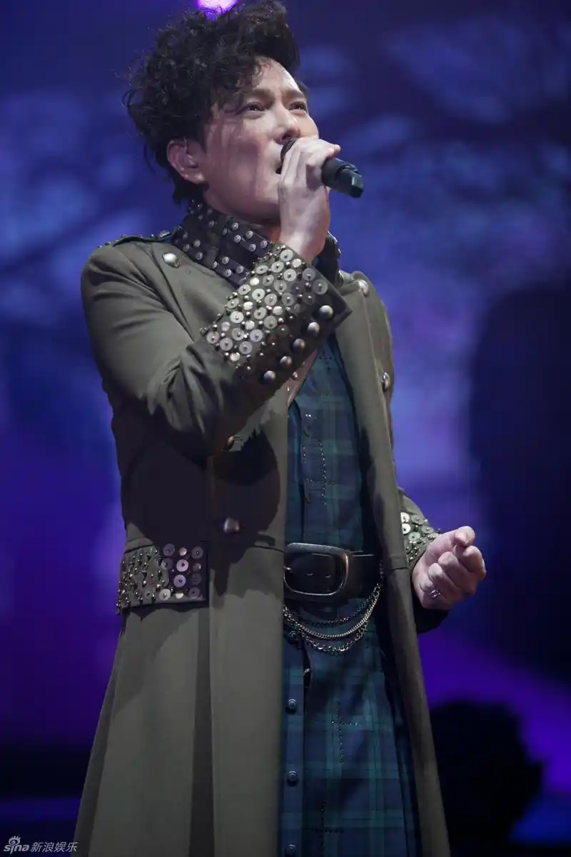 组图 张信哲上海开个唱 情歌王子化身舞术高手