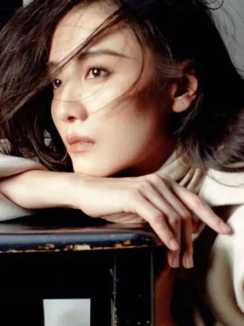 宋佳纯黑造型搭眼镜气场强驻足秋日街头表情冷酷