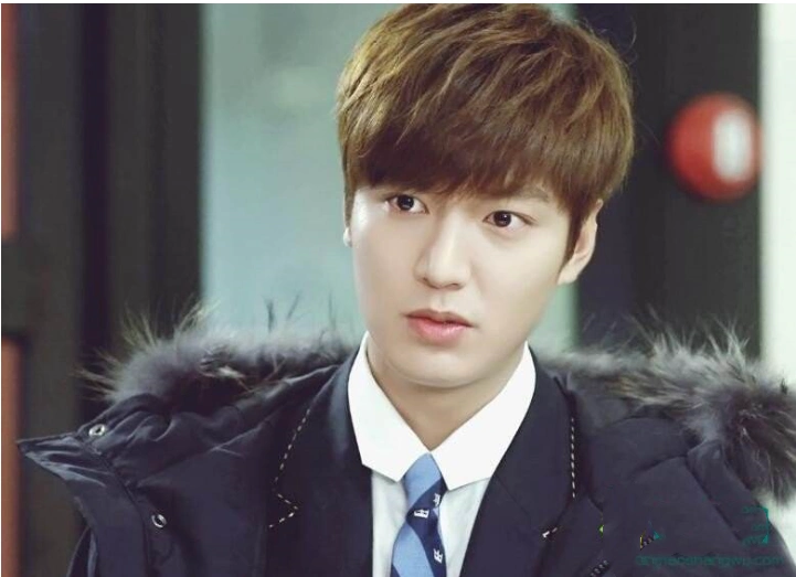 李敏镐出席新片发布会,整体状态引引热议,网友:发型打光拖后腿