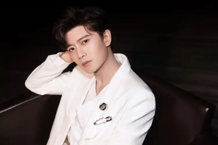 任嘉伦白色西装写真720x1280分辨率查看