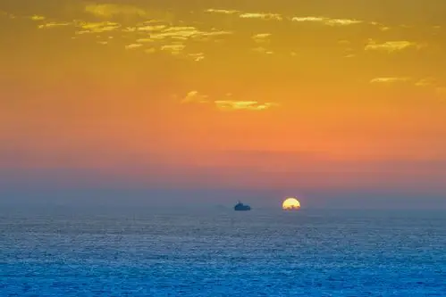 《东涯日出》 太阳从海平面渐渐升起.