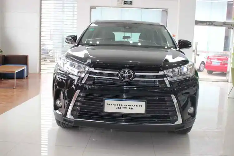 2021款丰田汉兰达到店实拍,配透镜led前大灯,2.0t 四驱系统