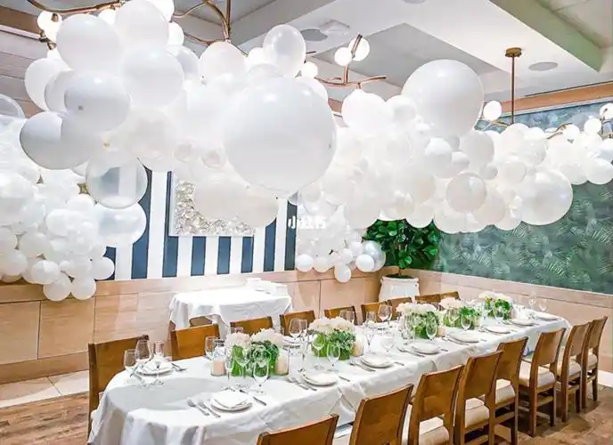 西餐桌吊顶气球布置桌花布置